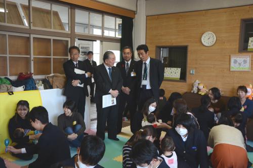 赤ちゃんと母親が来校し中学生と交流する様子を視察する市長（中央）