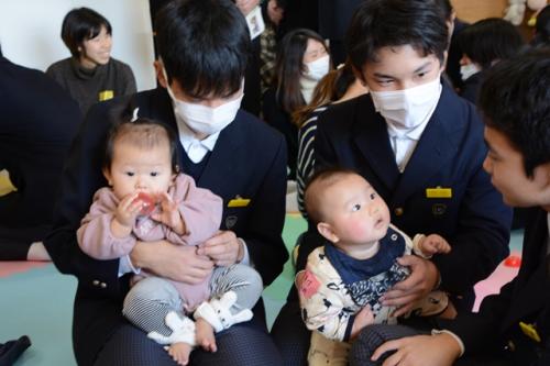 中学生と赤ちゃんの「ふれあいタイム」