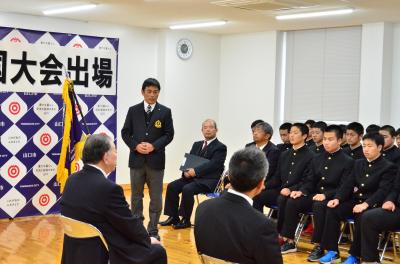 今年のチームの紹介、全国大会での目標を述べる岩崎洋監督（中央）