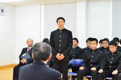 市長（手前）に全国大会での勝利を誓う田中奨也主将（中央）