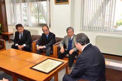 市長（右）に受賞したことを報告する原田郁夫副理事長（右から2番目）