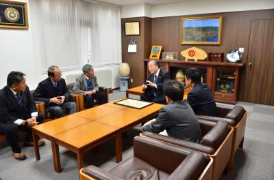 原田郁夫副理事長らに感謝の言葉を述べる市長（中央）