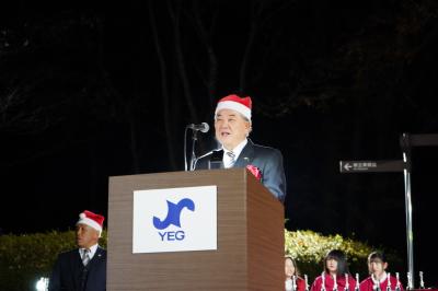 点灯式で挨拶を述べる市長