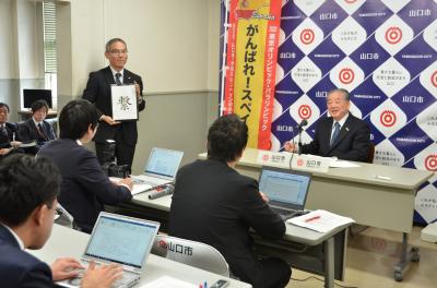 今年の漢字を発表する市長