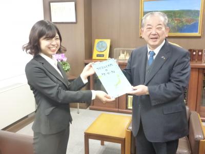絵本を手に記念撮影をする矢野さん（左）と市長