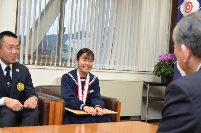 優勝を報告する徳田さん（中央）と木原監督（左）