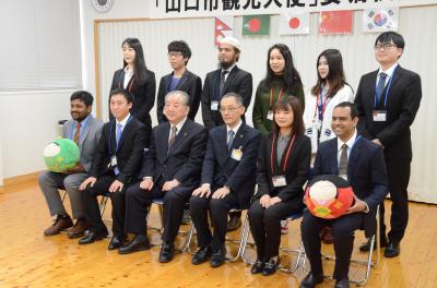 山口市観光大使として委嘱を受けた留学生と市長の記念撮影