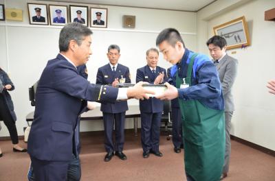 田中消防長から感謝状を受け取る「ここと」どうもん店長の明星さん