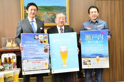 市長と記念撮影をするキリンビール(株)石塚中四国統括本部長（左）と山口地ビール(株)中川社長（右）