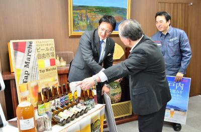 山口地ビール(株)の「瀬戸内ヴァイツェン」の取り扱いに喜ぶ市長