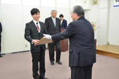 市長から市スポーツ特別表彰を受ける宮本亮輔さん（左）