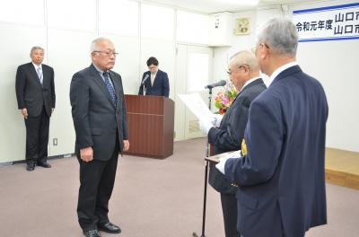 大庭スポーツ協会会長から市スポーツ協会功労賞を受ける吉村節治さん（左から2人目）