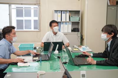 辞令交付後、早速業務にあたる永田さん（右）とスマートシティ推進室のメンバー