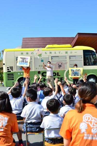 環境問題に関するクイズに答える園児ら