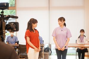 若い世代のヘルスチェックについて説明する様子