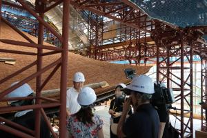 瑠璃光寺五重塔視察の際のインタビューの様子
