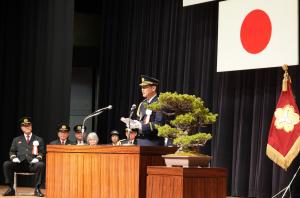 式典で式辞を述べる市長