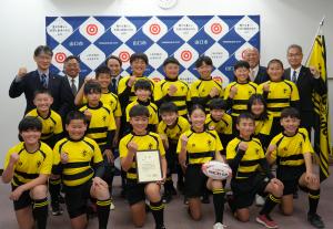 山口ラグビースクールスポーツ少年団と市長、教育長の記念写真