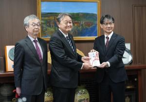 記念撮影の様子（左から、湯田温泉旅館協同組合の吉本康治専務理事、かめ福オンプレイスの梅林義彦代表取締役社長、市長）