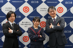 お揃いのポーズで記念撮影をする様子