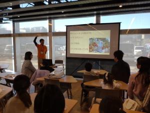 図書館で行われたワークショップの様子