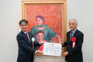 大賞受賞作と小田さん（右）、市長（左）
