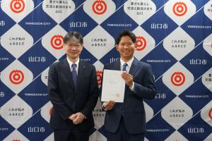 辞令を手にする中田さん（右）と市長