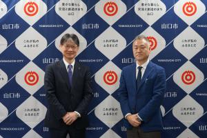 記念撮影をする眞田さん（右）と市長