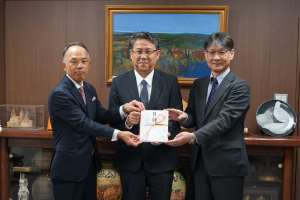 記念撮影の様子（左から、株式会社山口銀行の小池政弘専務執行役員、中国芝浦電子株式会社の河村利夫代表取締役、市長）