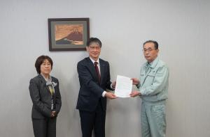 要請書を手渡す市長