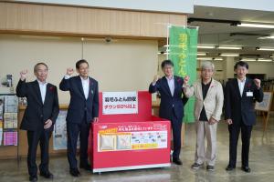 記念撮影の様子（左から、山口市共同募金委員会の徳永会長、山口県共同募金会の大窪会長、市長、やまぐちエコ俱楽部の末永光正代表）