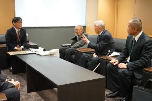 歓談する市長（左）と平川地区子ども見守り隊の皆さん