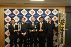 記念撮影（左から濵村啓さん、平田周作さん、副市長、 中司博士さん、本永日出高さん）