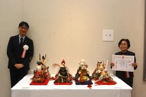 大賞受賞作と山本さん（右）、市長（左）