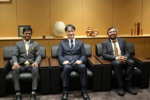 記念撮影（左から、チャンドル・アッパル総領事、市長、パンカジ・ガーグ副総領事）