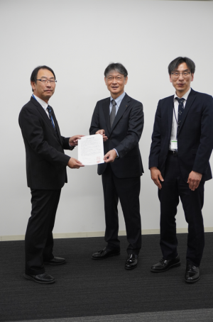 スターライト工業株式会社佐伯執行役員に要請書を手渡す市長
