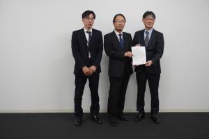スターライト工業株式会社佐伯執行役員に要請書を手渡す市長