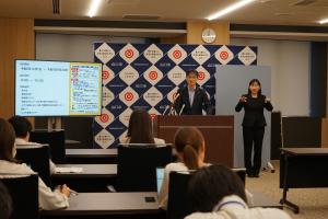 会見の様子