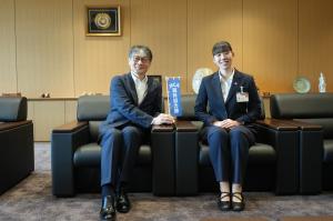 市長と吉内さん記念撮影の様子
