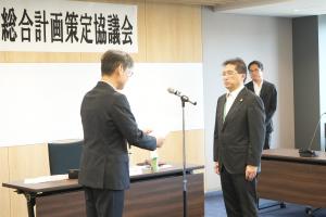 諮問書交付の様子