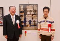 大賞受賞作品の前で撮影する吉田さんと市長