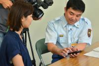 平成29年5月から使用できるようになった全国版救急受診アプリを紹介する市職員らの写真