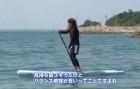 秋穂の海でスタンドアップパドルボードをする山口隊員