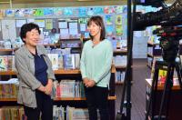 秋穂図書館で番組の収録をしている様子。左は秋穂・図書館と友だちの会代表の原田さん