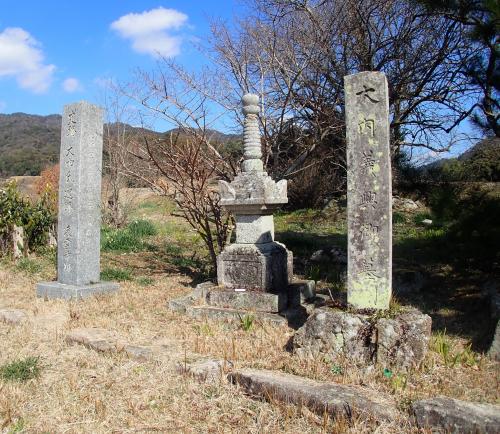 凌雲寺の宝篋印塔