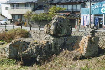 鰐石の重ね岩